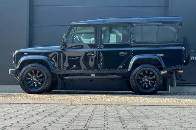 Land Rover Defender (2015) thumbnail 3