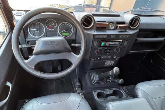 Land Rover Defender (2015) thumbnail 6