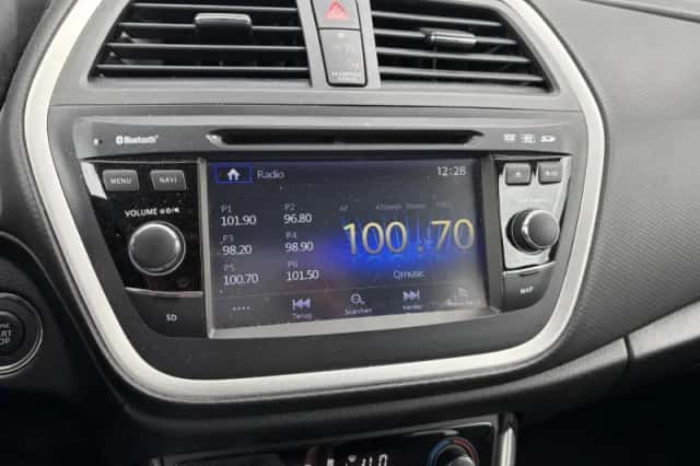 Suzuki S-Cross (2015) thumbnail 4