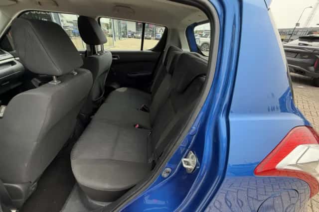 Suzuki Swift (2011) thumbnail 6