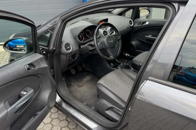 Opel Corsa (2012) thumbnail 3