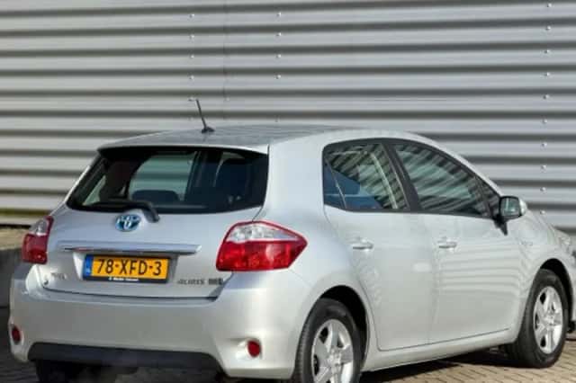 Toyota Auris (2012) thumbnail 2