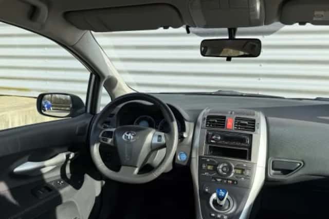Toyota Auris (2012) thumbnail 3