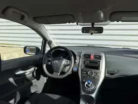 Toyota Auris (2012) thumbnail 3