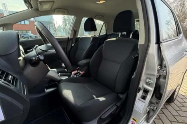 Toyota Auris (2012) thumbnail 4