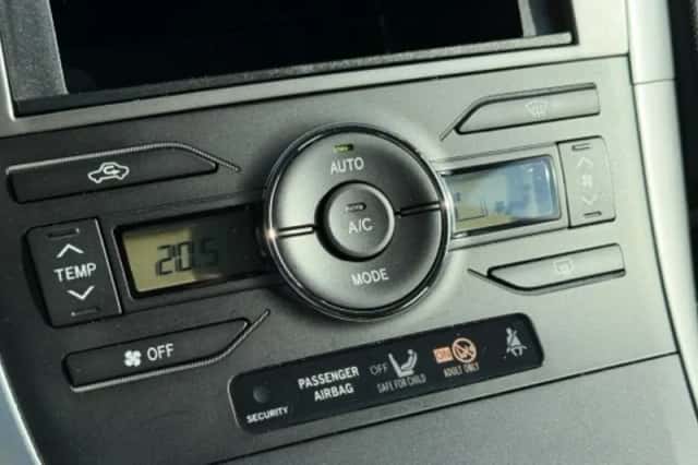 Toyota Auris (2012) thumbnail 5
