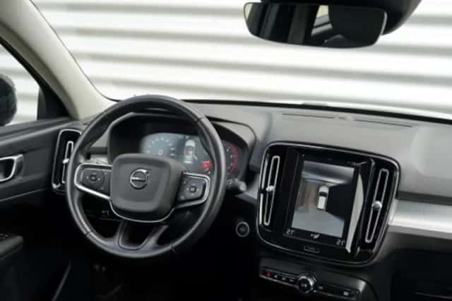 Volvo XC40 (2020) thumbnail 3