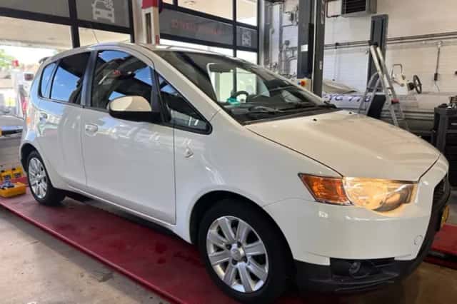 Mitsubishi Colt (2009) thumbnail 1