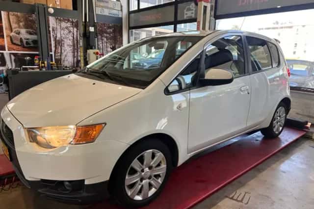 Mitsubishi Colt (2009) thumbnail 2