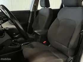 Kia Carens (2016) thumbnail 8