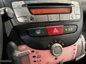 Toyota Aygo (2011) thumbnail 12
