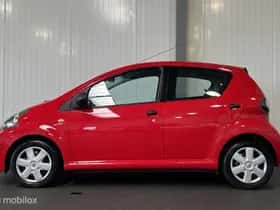 Toyota Aygo (2011) thumbnail 3