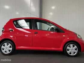 Toyota Aygo (2011) thumbnail 5