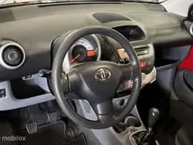 Toyota Aygo (2011) thumbnail 7