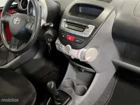 Toyota Aygo (2011) thumbnail 8