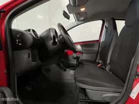 Toyota Aygo (2011) thumbnail 9