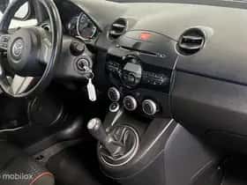 Mazda 2 (2011) thumbnail 16