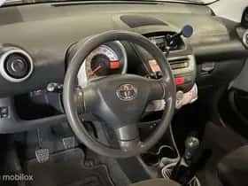 Toyota Aygo (2013) thumbnail 7