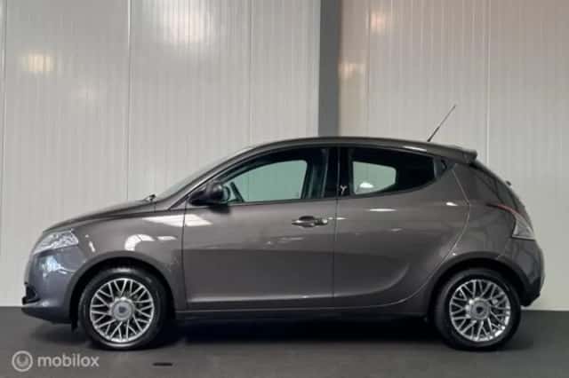 Lancia Ypsilon (2013) thumbnail 3