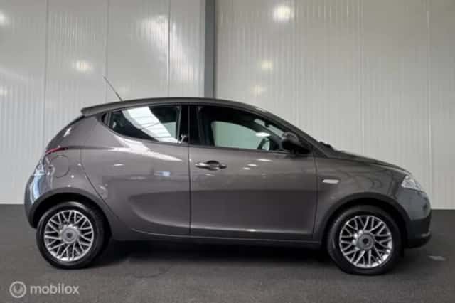 Lancia Ypsilon (2013) thumbnail 5