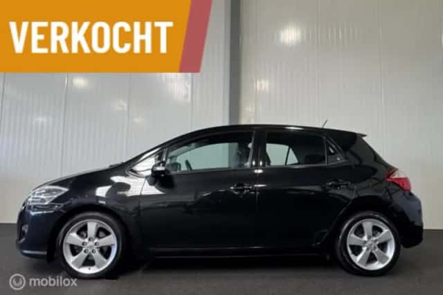 Toyota Auris (2011) thumbnail 3