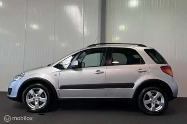 Suzuki SX4 (2011) thumbnail 3