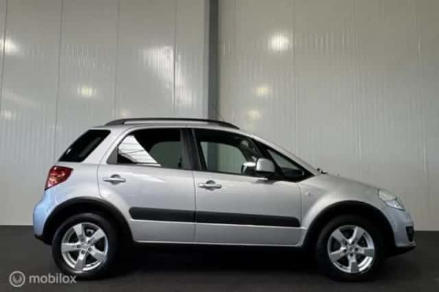 Suzuki SX4 (2011) thumbnail 5
