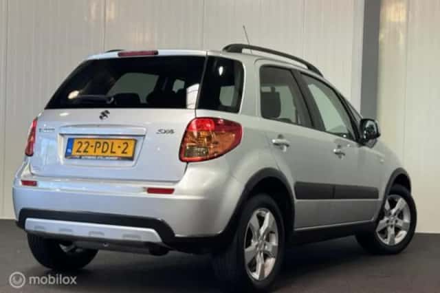 Suzuki SX4 (2011) thumbnail 6