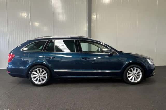 Škoda Superb (2015) thumbnail 3