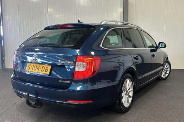 Škoda Superb (2015) thumbnail 4