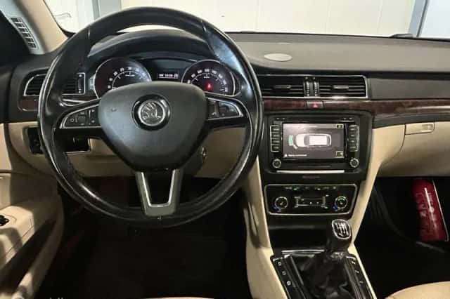 Škoda Superb (2015) thumbnail 5