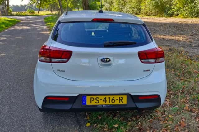Kia Rio (2017) thumbnail 4