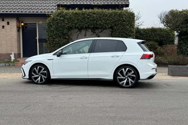 Volkswagen Golf (2022) thumbnail 4