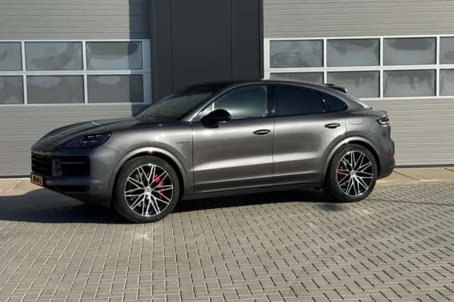 Porsche Cayenne (2024) thumbnail 2