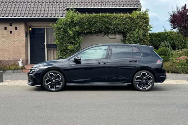 Volkswagen Golf (2024) thumbnail 4
