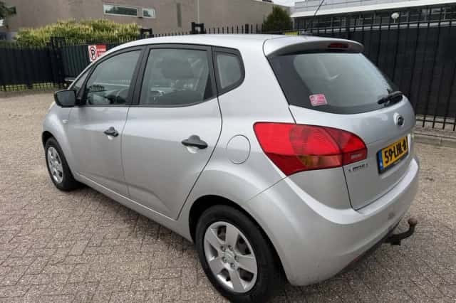 Kia Venga (2010) thumbnail 2