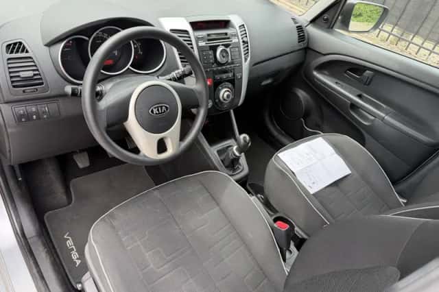 Kia Venga (2010) thumbnail 6