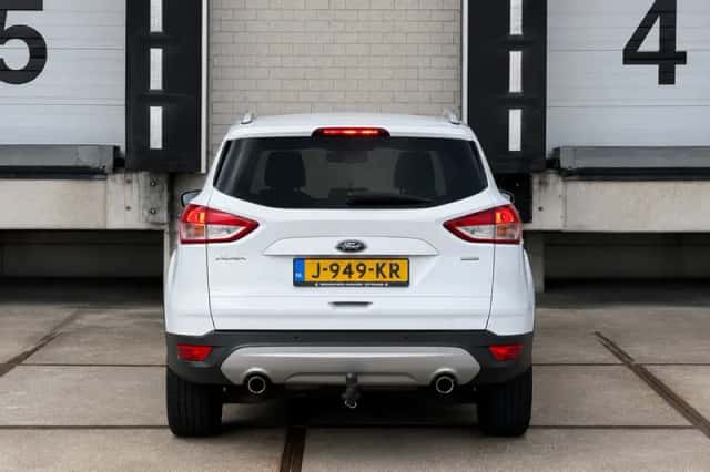Ford Kuga (2015) thumbnail 3