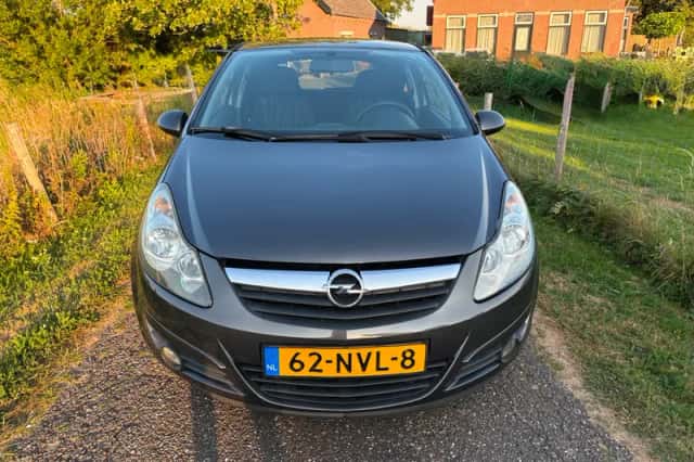 Opel Corsa (2010) thumbnail 2