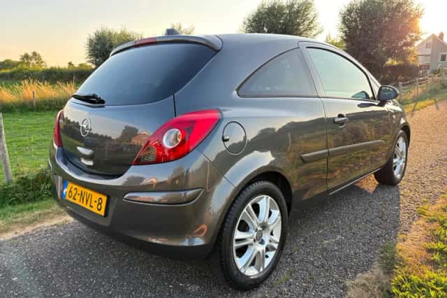 Opel Corsa (2010) thumbnail 4