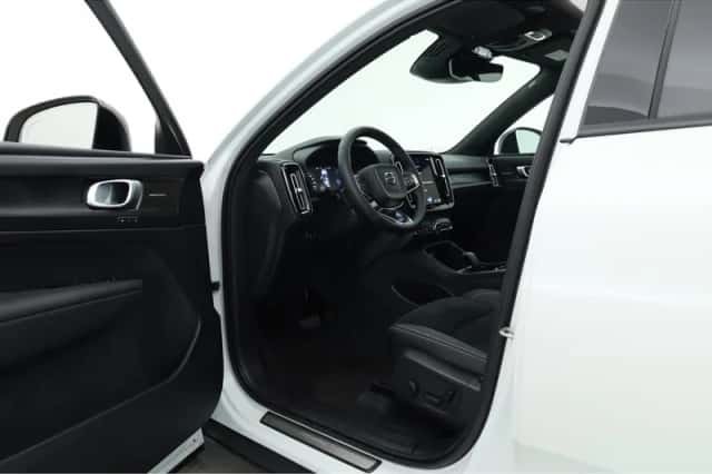 Volvo XC40 (2023) thumbnail 4