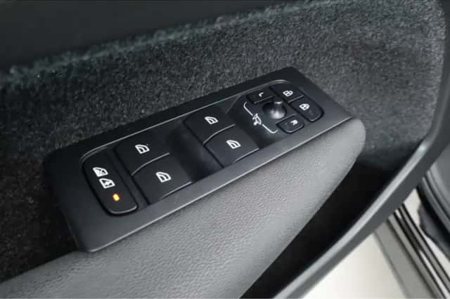 Volvo XC40 (2023) thumbnail 6