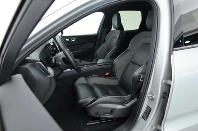 Volvo XC60 (2023) thumbnail 3
