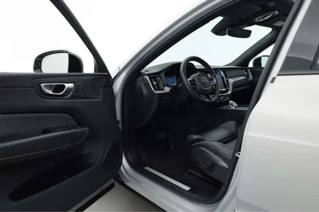 Volvo XC60 (2023) thumbnail 4