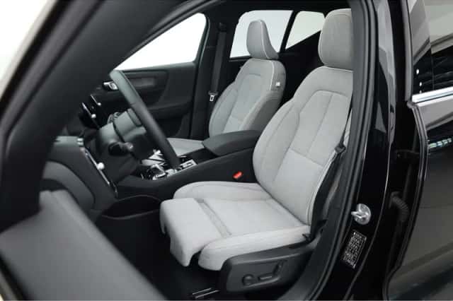 Volvo XC40 (2023) thumbnail 3