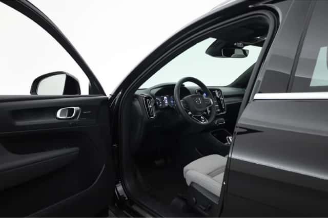 Volvo XC40 (2023) thumbnail 4