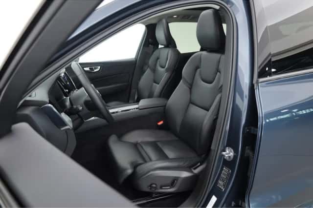 Volvo XC60 (2023) thumbnail 3