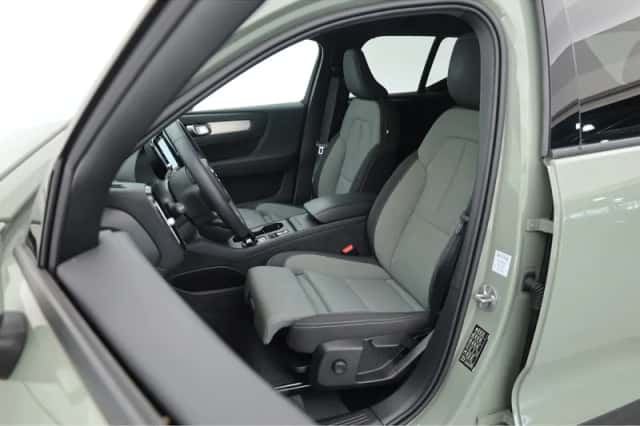 Volvo XC40 (2024) thumbnail 3