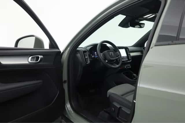 Volvo XC40 (2024) thumbnail 4