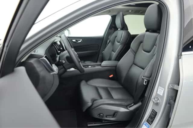 Volvo XC60 (2023) thumbnail 3